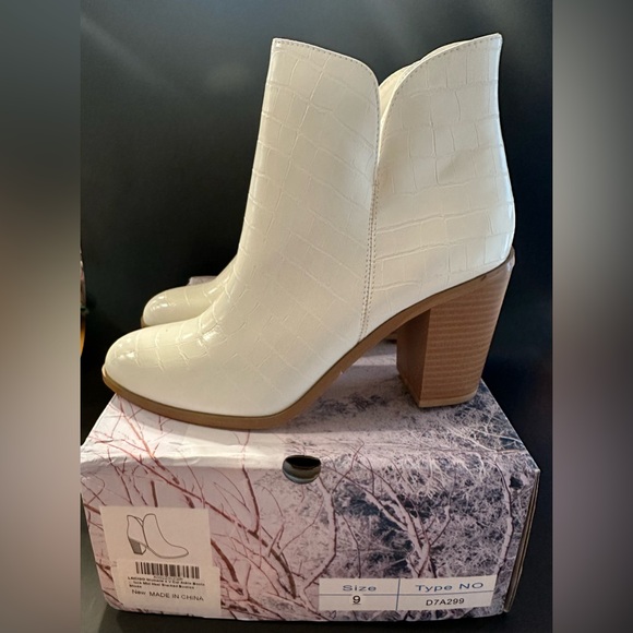 NIB LAICIGO V Cut Booties Slip On Faux Leather Boots Cream White Women’s Size 9 - Picture 2 of 7